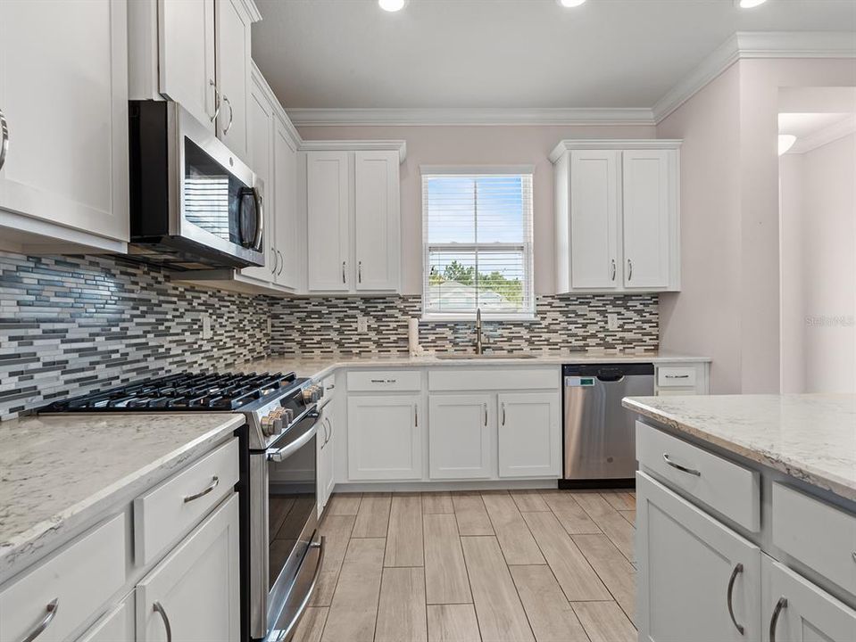 Под контрактом: $369,000 (3 спален, 2 ванн, 2031 Квадратных фут)