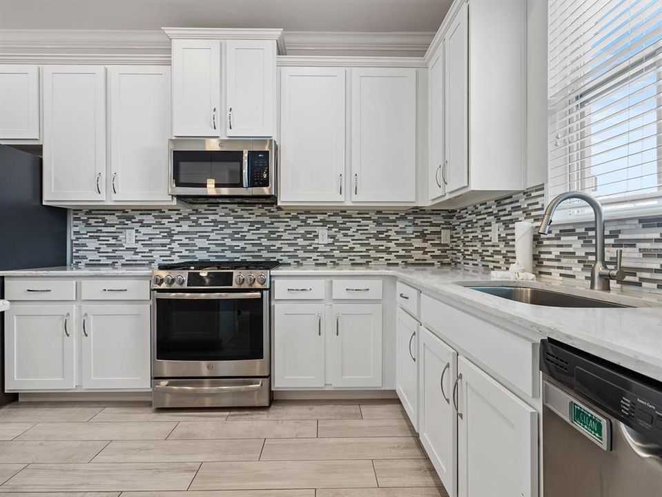 Под контрактом: $369,000 (3 спален, 2 ванн, 2031 Квадратных фут)