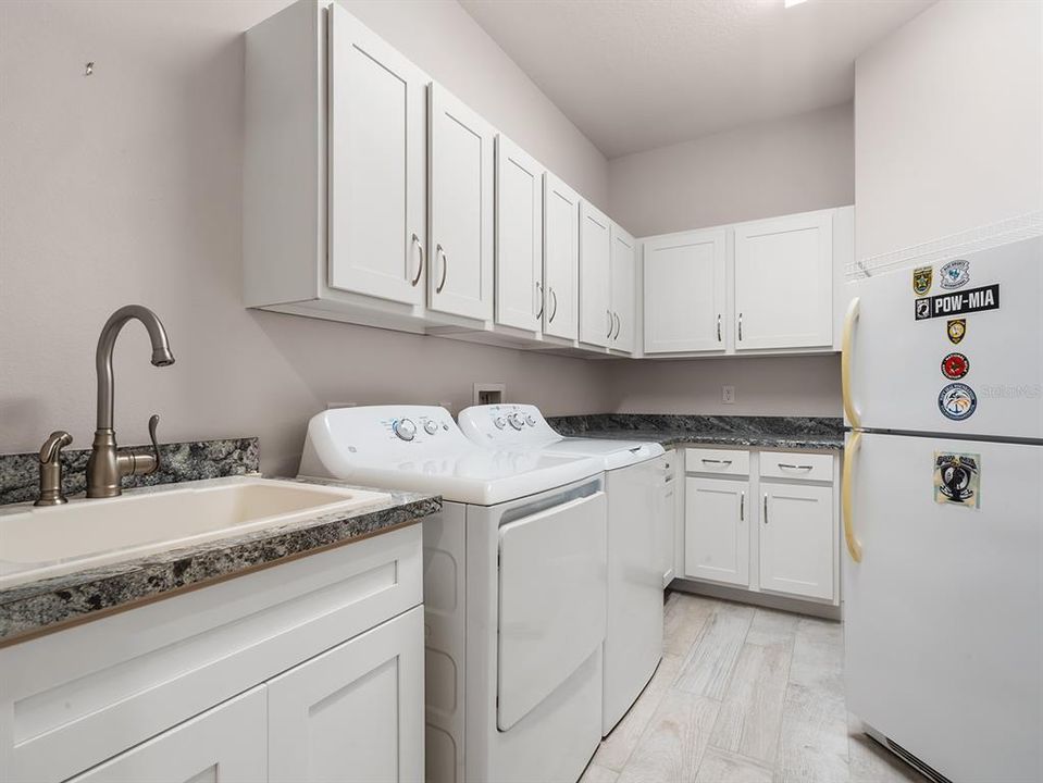 Под контрактом: $369,000 (3 спален, 2 ванн, 2031 Квадратных фут)