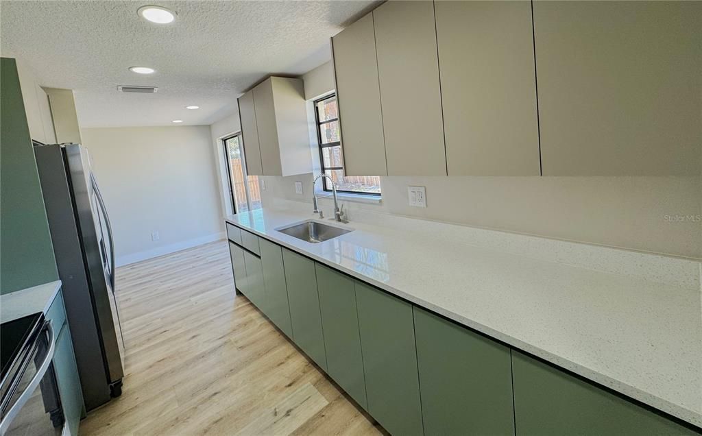 待售: $430,000 (3 贝兹, 3 浴室, 1092 平方英尺)