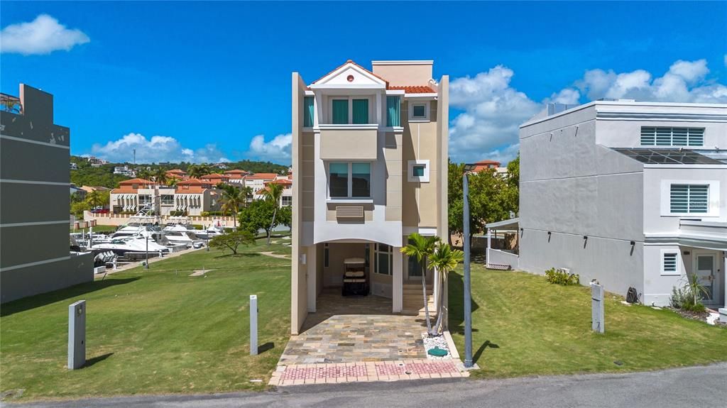 For Sale: $1,885,000 (4 beds, 4 baths, 3652 Square Feet)