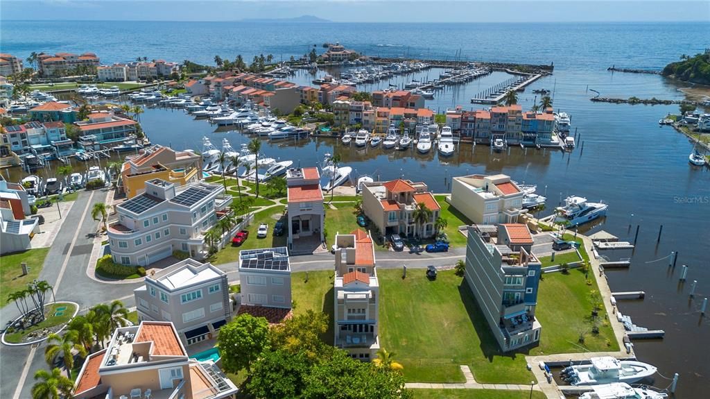 For Sale: $1,885,000 (4 beds, 4 baths, 3652 Square Feet)