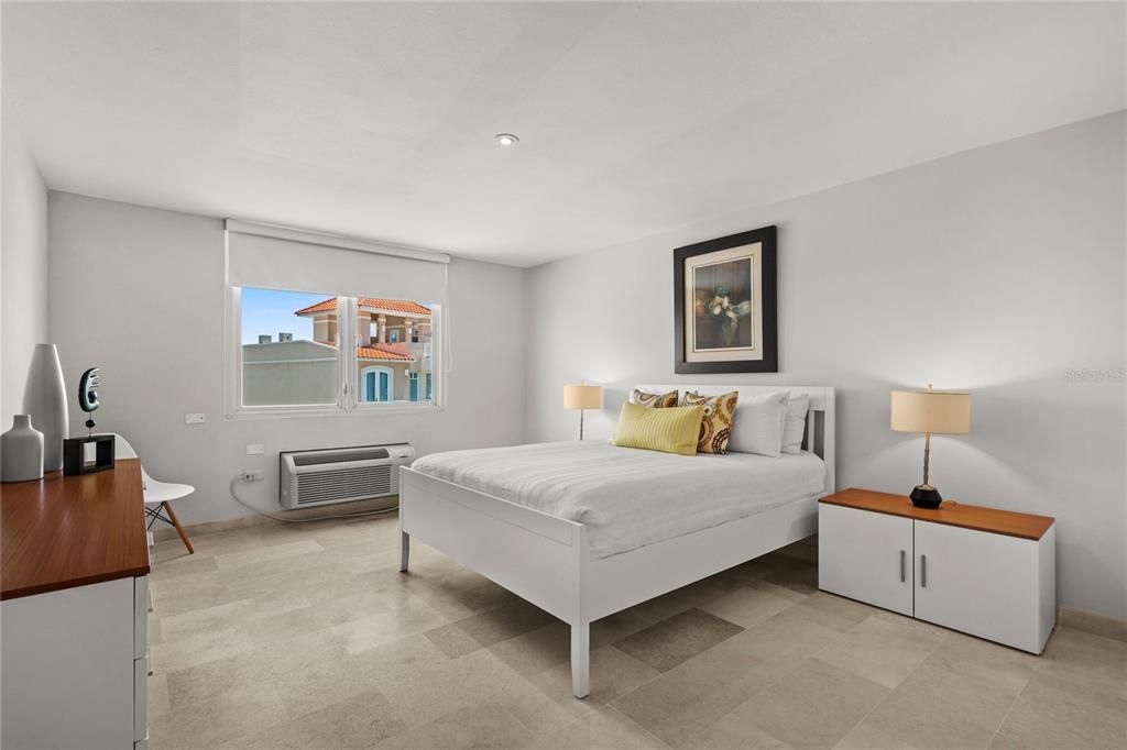 For Sale: $1,885,000 (4 beds, 4 baths, 3652 Square Feet)