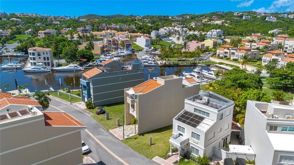 For Sale: $1,885,000 (4 beds, 4 baths, 3652 Square Feet)