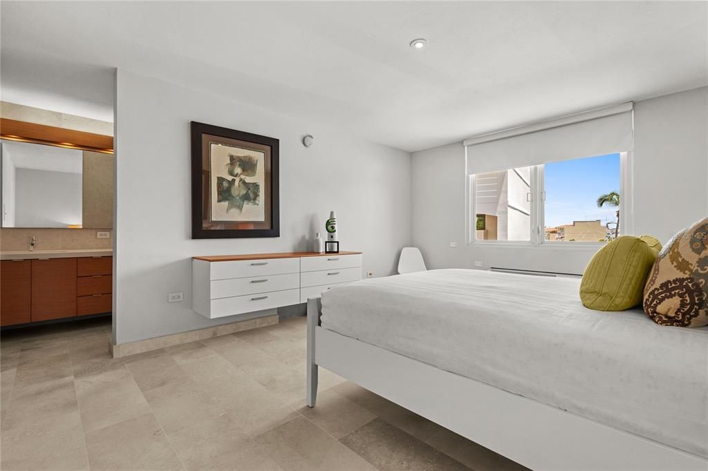 For Sale: $1,885,000 (4 beds, 4 baths, 3652 Square Feet)