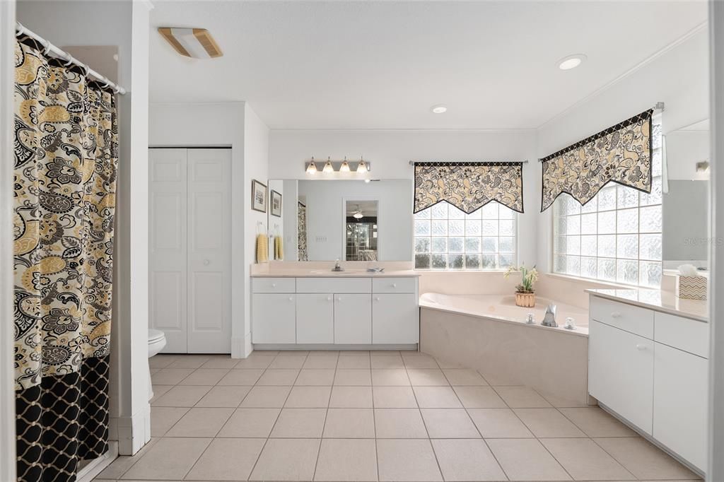 Active With Contract: $319,500 (3 beds, 2 baths, 2106 Square Feet)