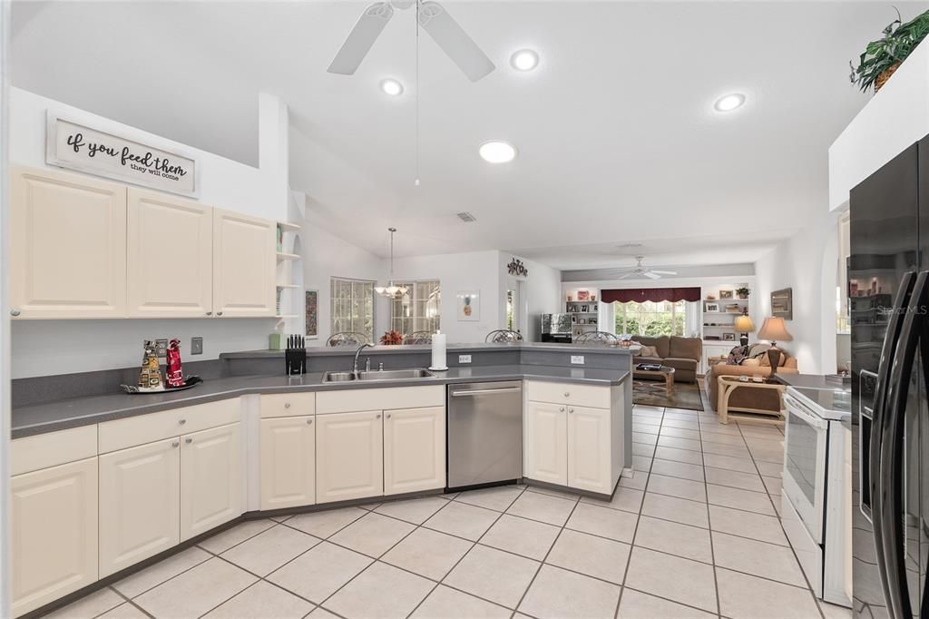 Active With Contract: $319,500 (3 beds, 2 baths, 2106 Square Feet)