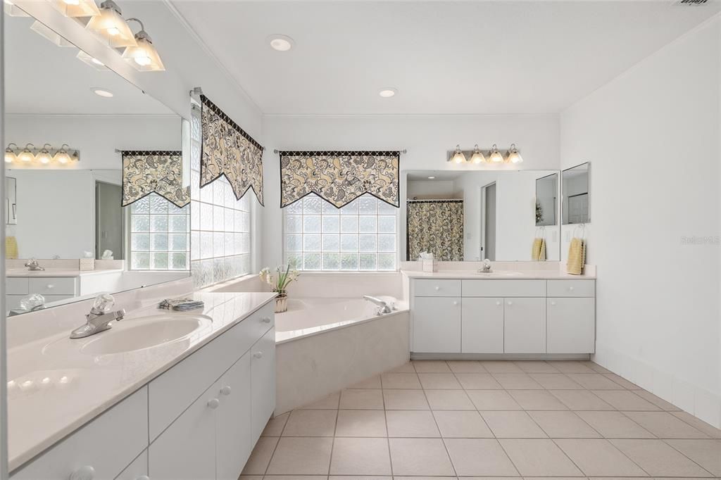 Active With Contract: $319,500 (3 beds, 2 baths, 2106 Square Feet)