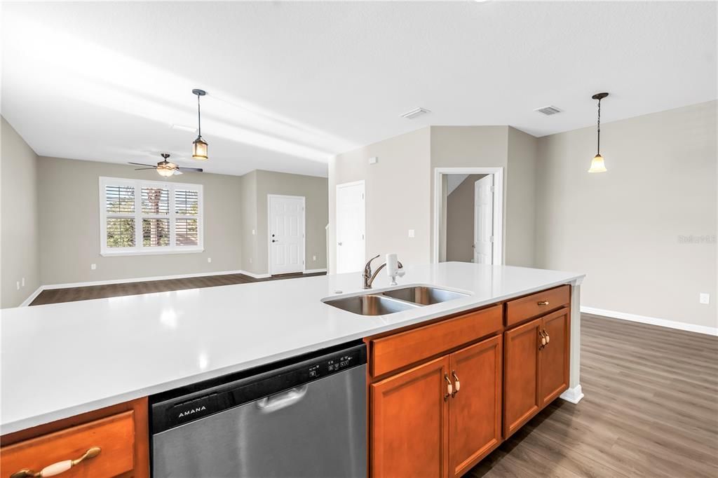 На продажу: $334,900 (3 спален, 2 ванн, 1420 Квадратных фут)