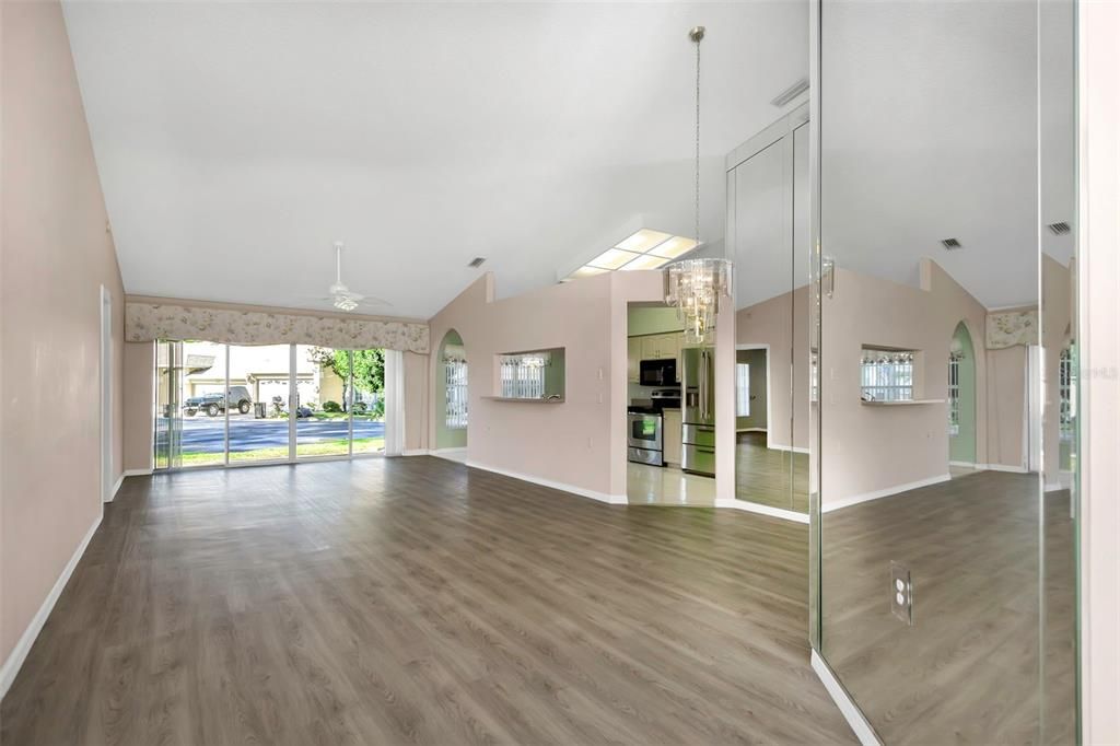 For Sale: $349,900 (2 beds, 2 baths, 1280 Square Feet)