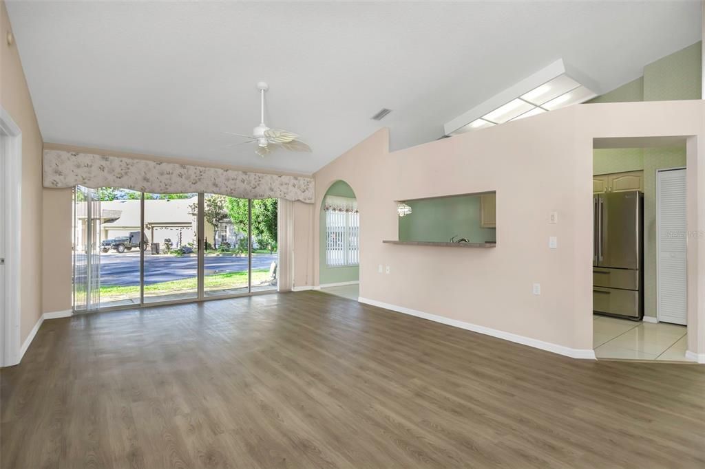 For Sale: $349,900 (2 beds, 2 baths, 1280 Square Feet)