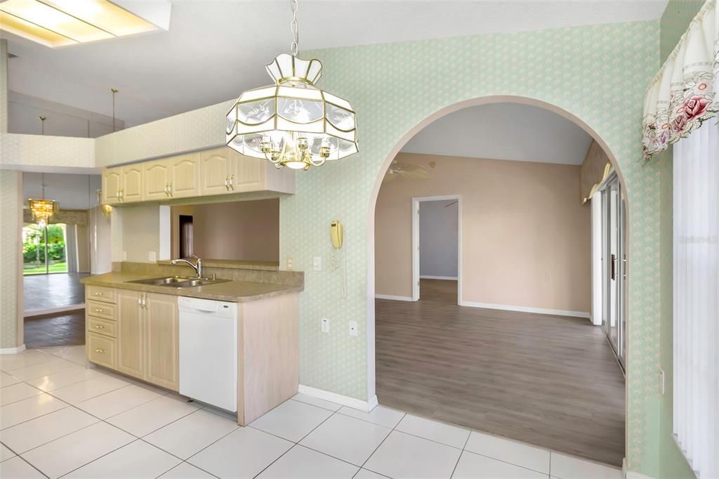 For Sale: $349,900 (2 beds, 2 baths, 1280 Square Feet)