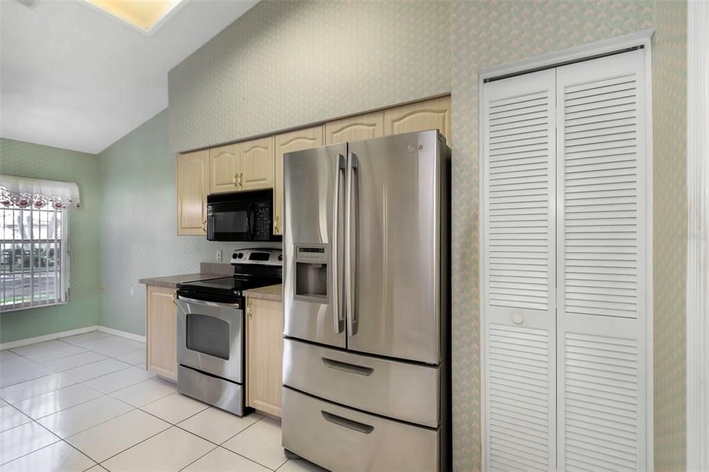 For Sale: $349,900 (2 beds, 2 baths, 1280 Square Feet)