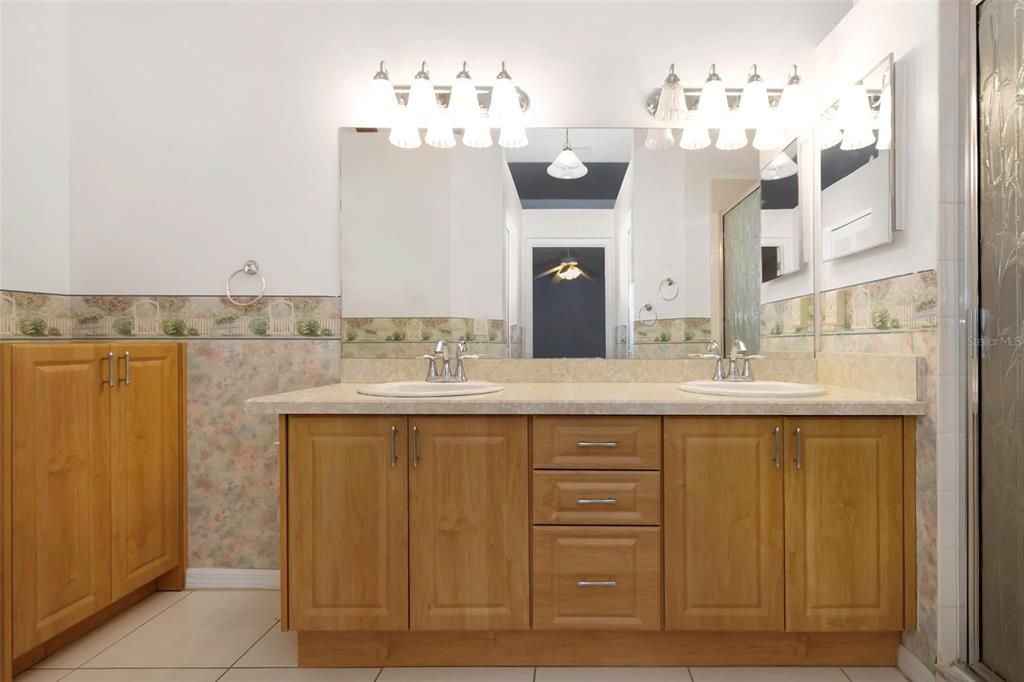 For Sale: $349,900 (2 beds, 2 baths, 1280 Square Feet)