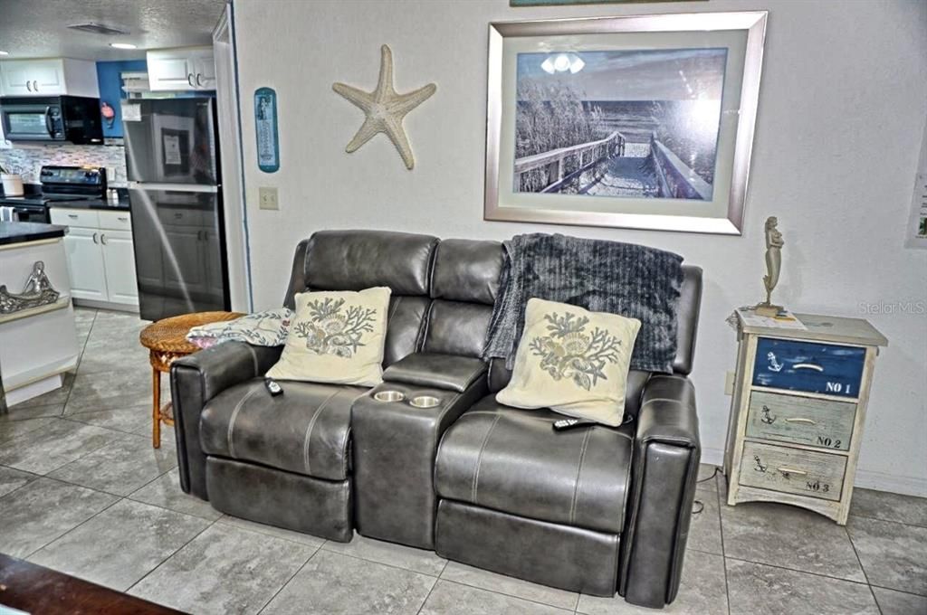 На продажу: $279,900 (2 спален, 2 ванн, 1135 Квадратных фут)