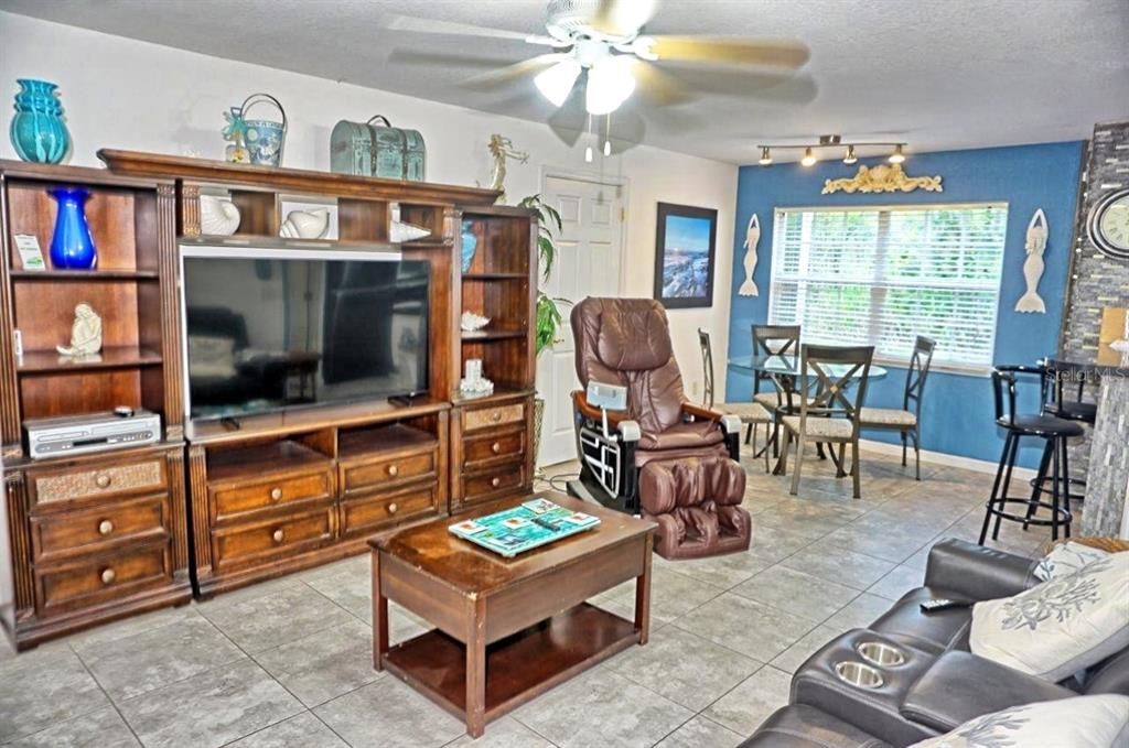 На продажу: $279,900 (2 спален, 2 ванн, 1135 Квадратных фут)