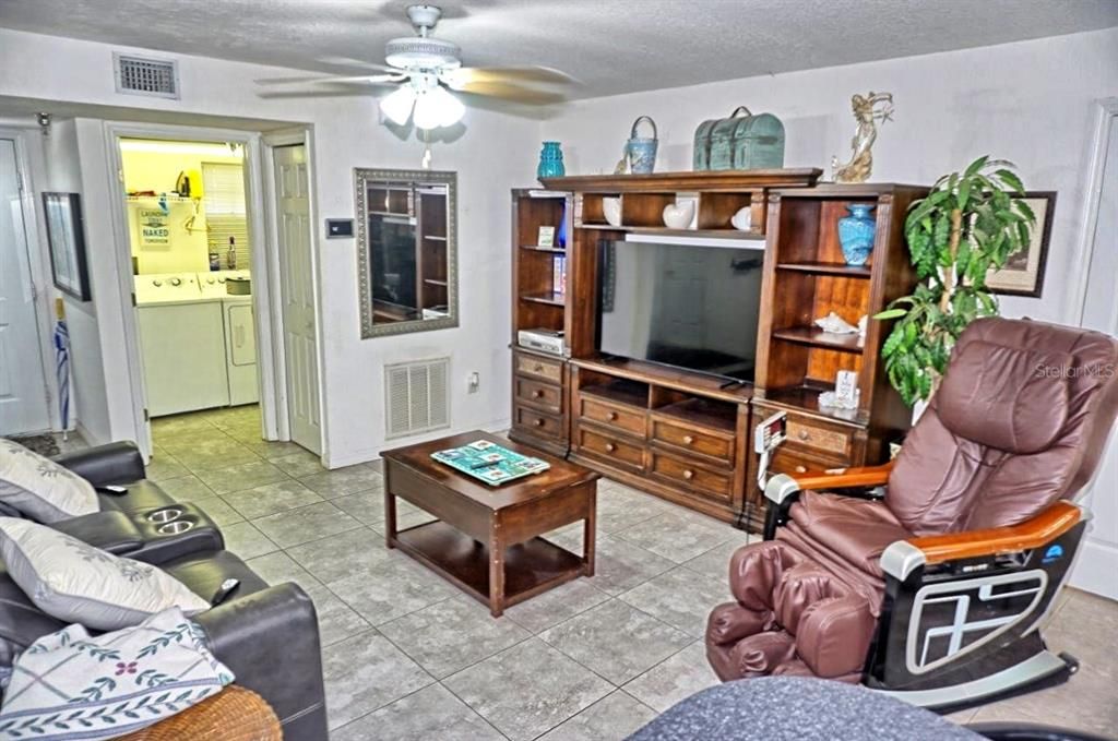 На продажу: $279,900 (2 спален, 2 ванн, 1135 Квадратных фут)