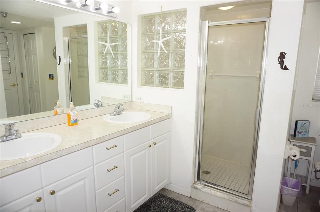 На продажу: $279,900 (2 спален, 2 ванн, 1135 Квадратных фут)