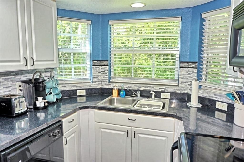 На продажу: $279,900 (2 спален, 2 ванн, 1135 Квадратных фут)