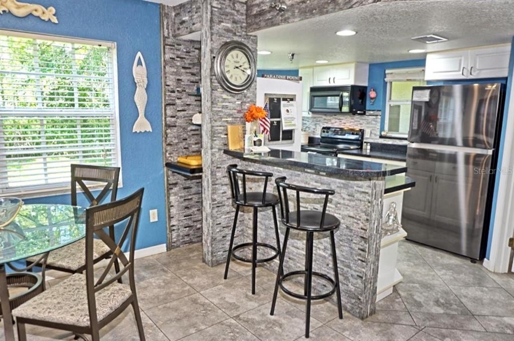 На продажу: $279,900 (2 спален, 2 ванн, 1135 Квадратных фут)