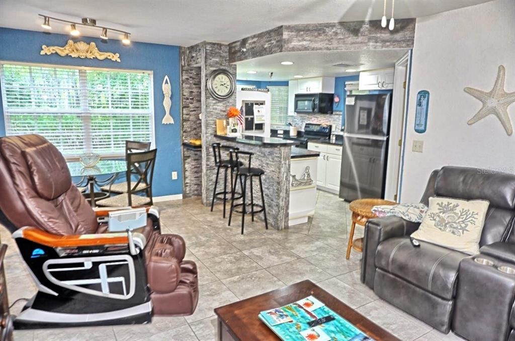 На продажу: $279,900 (2 спален, 2 ванн, 1135 Квадратных фут)