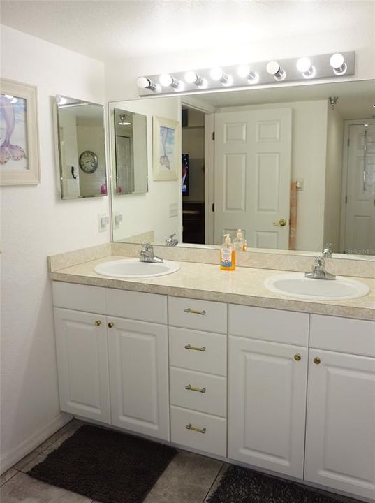 На продажу: $279,900 (2 спален, 2 ванн, 1135 Квадратных фут)