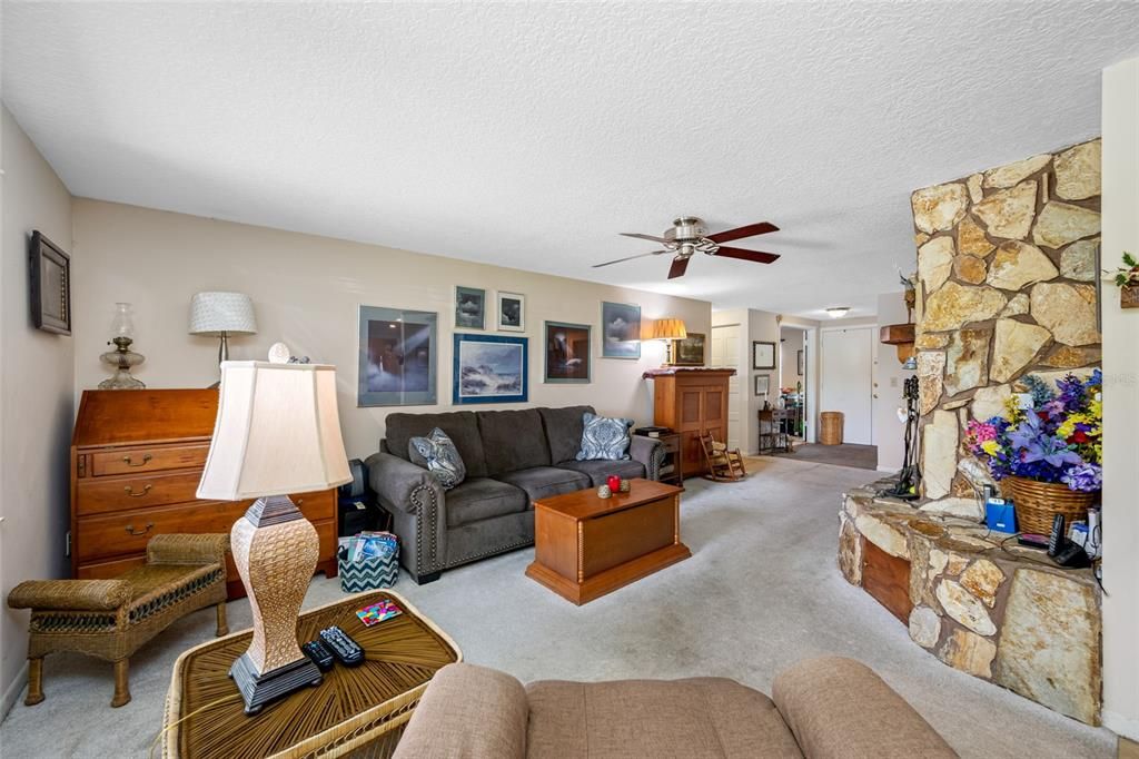 Под контрактом: $339,000 (4 спален, 2 ванн, 1420 Квадратных фут)