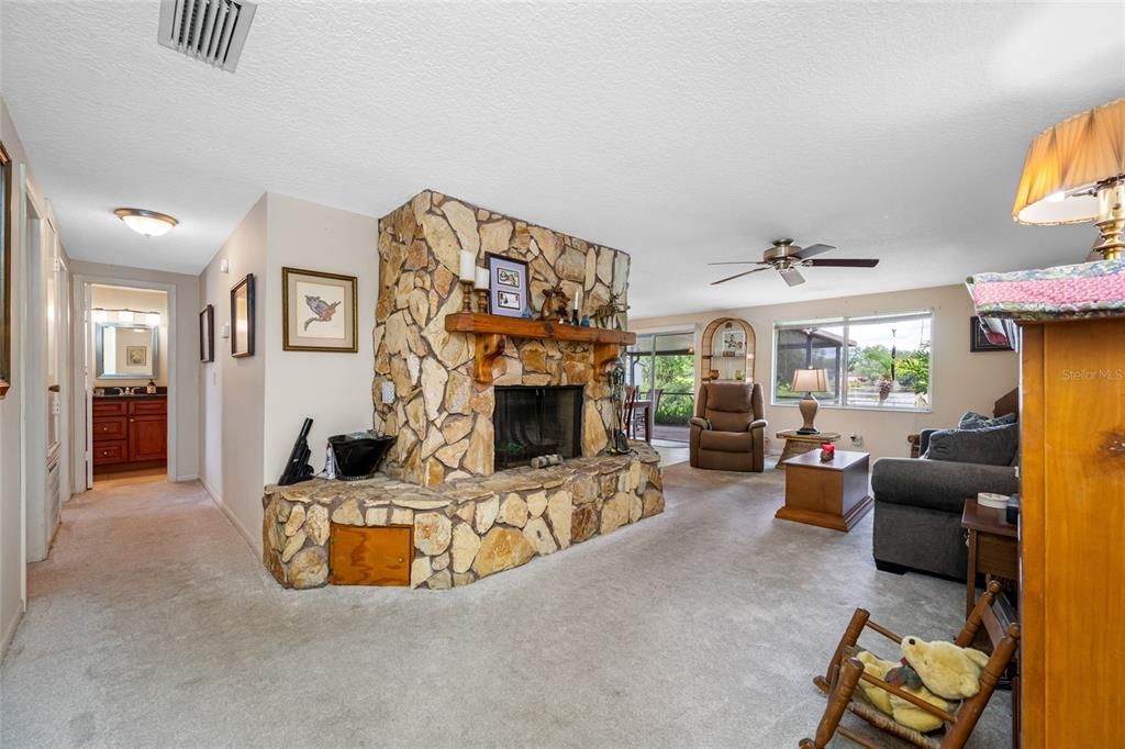 Под контрактом: $339,000 (4 спален, 2 ванн, 1420 Квадратных фут)