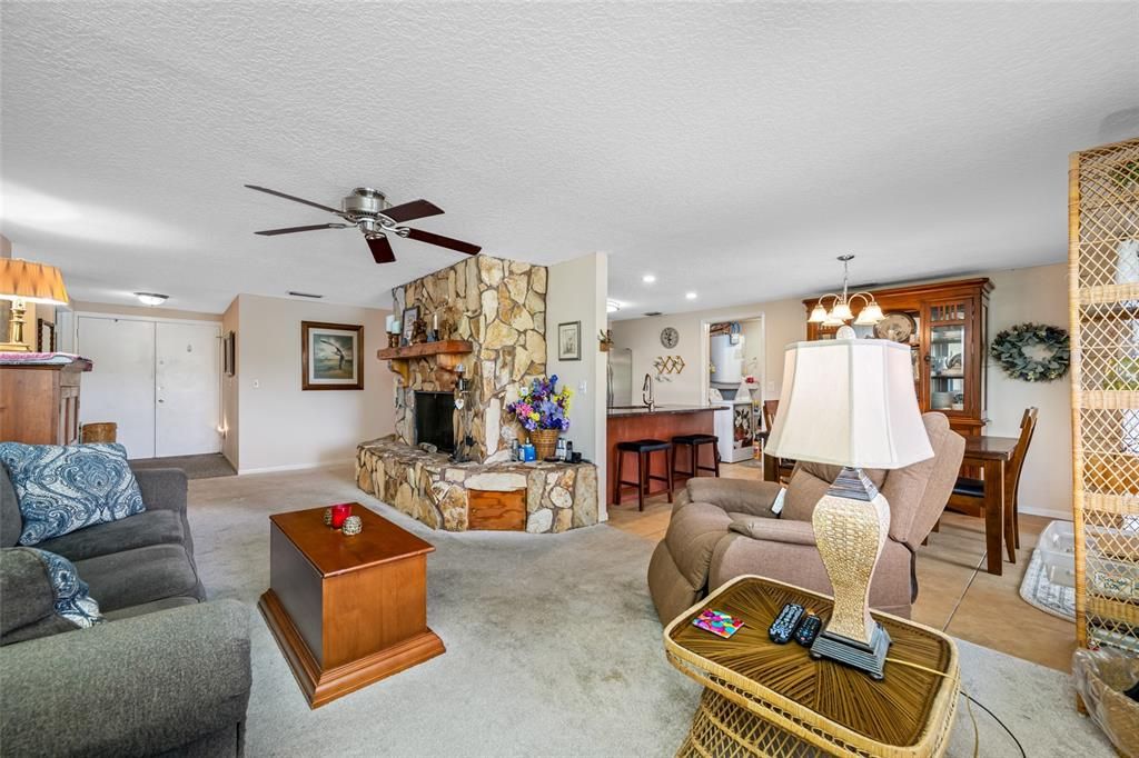 Под контрактом: $339,000 (4 спален, 2 ванн, 1420 Квадратных фут)