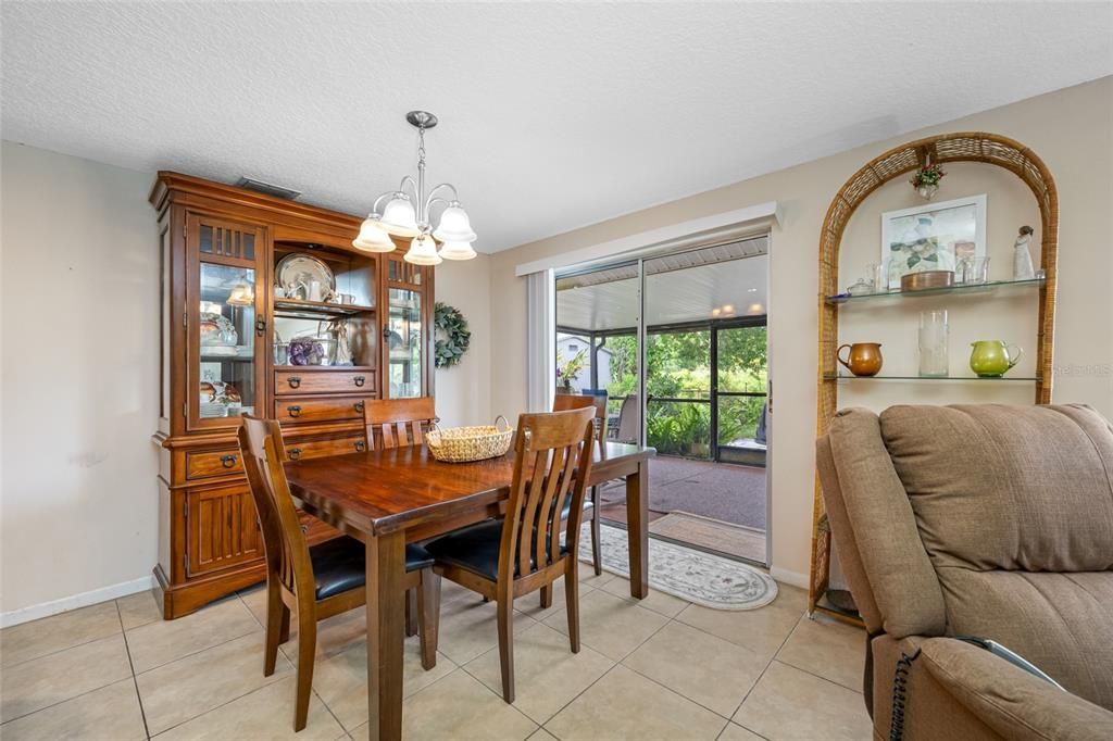 Под контрактом: $339,000 (4 спален, 2 ванн, 1420 Квадратных фут)