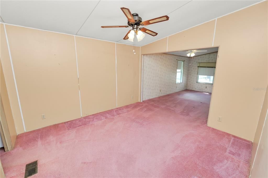 For Sale: $124,900 (2 beds, 2 baths, 768 Square Feet)