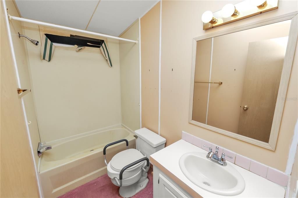 For Sale: $124,900 (2 beds, 2 baths, 768 Square Feet)