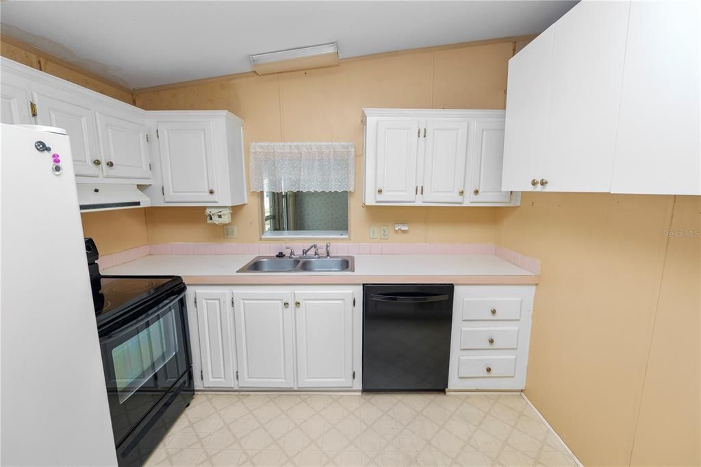 For Sale: $124,900 (2 beds, 2 baths, 768 Square Feet)