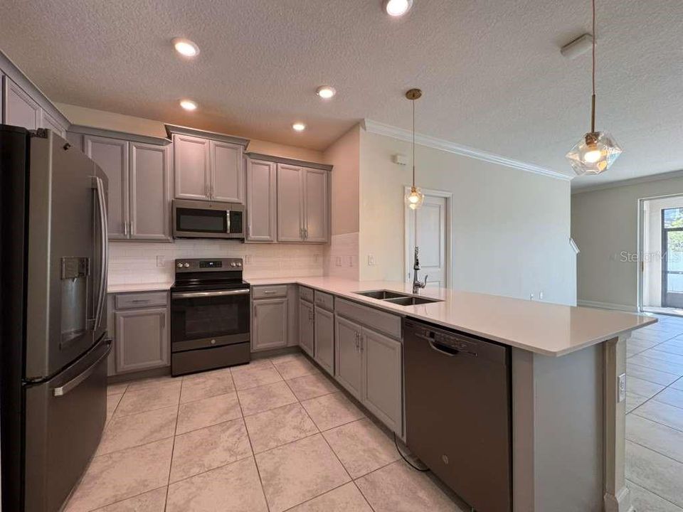 Activo con contrato: $2,590 (4 camas, 2 baños, 1946 Pies cuadrados)