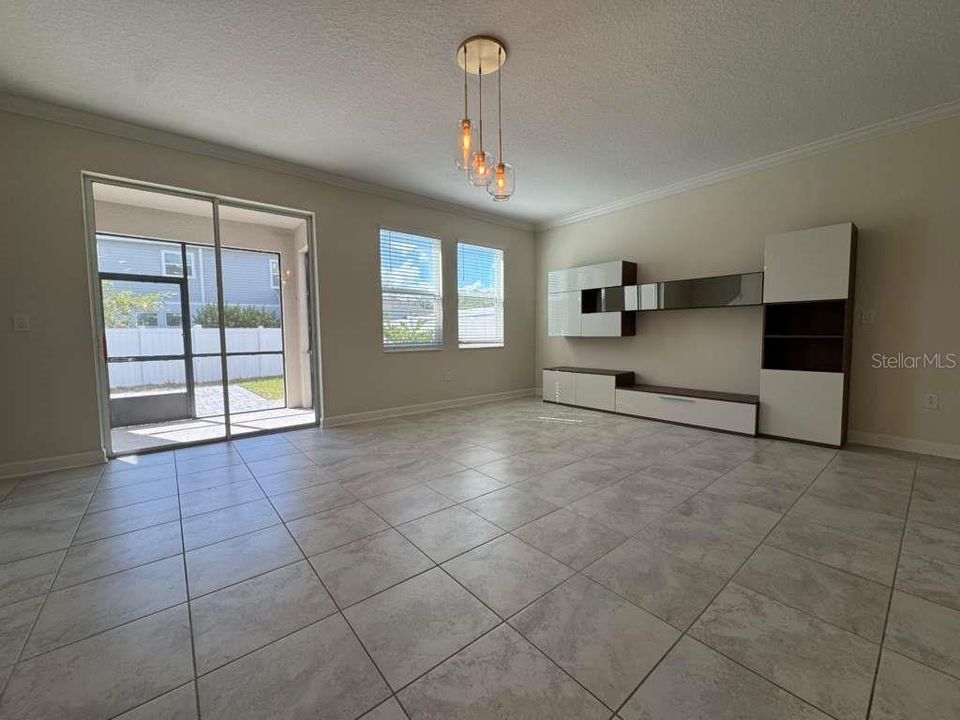 Activo con contrato: $2,590 (4 camas, 2 baños, 1946 Pies cuadrados)