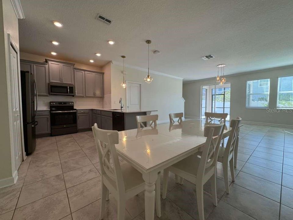 Activo con contrato: $2,590 (4 camas, 2 baños, 1946 Pies cuadrados)