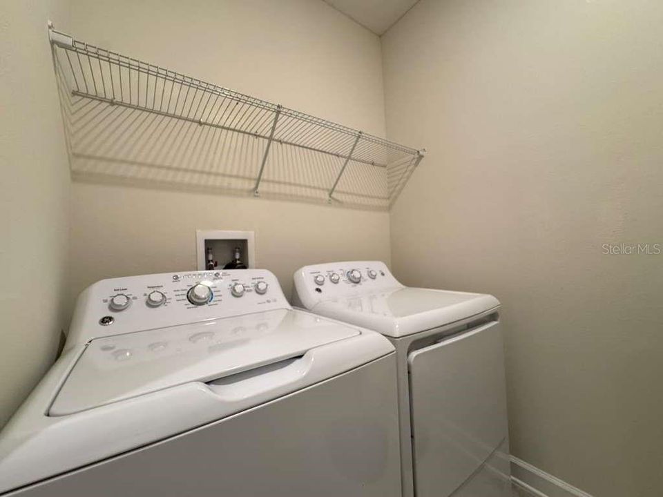 Activo con contrato: $2,590 (4 camas, 2 baños, 1946 Pies cuadrados)