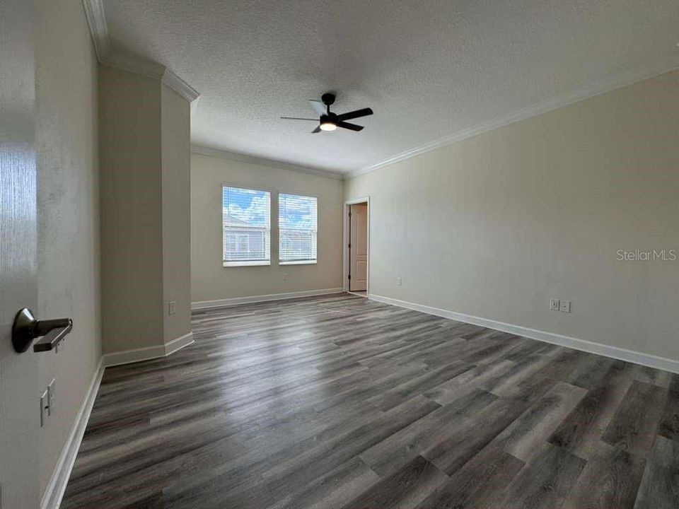 Activo con contrato: $2,590 (4 camas, 2 baños, 1946 Pies cuadrados)