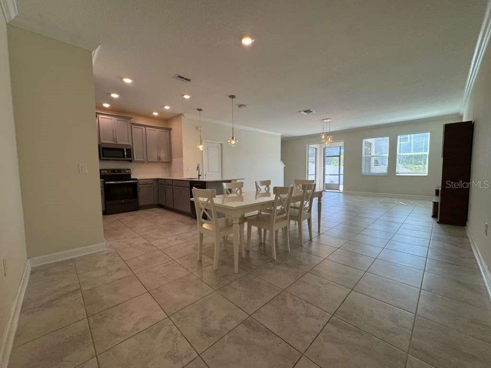 Activo con contrato: $2,590 (4 camas, 2 baños, 1946 Pies cuadrados)