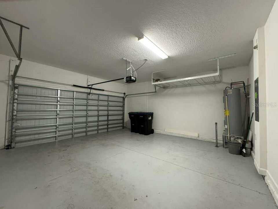 Activo con contrato: $2,590 (4 camas, 2 baños, 1946 Pies cuadrados)