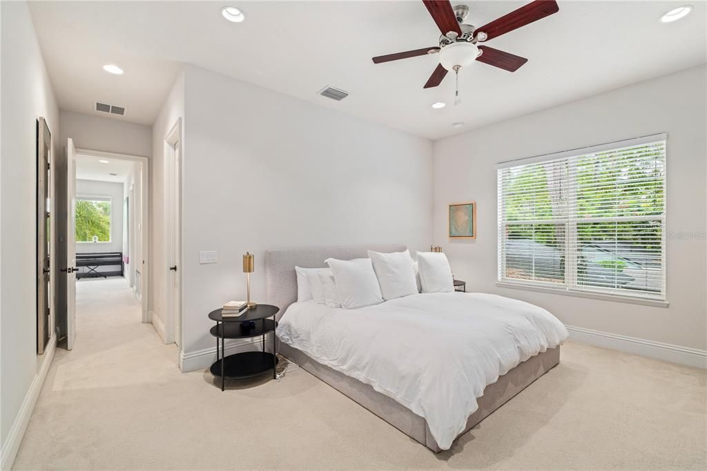 En Venta: $815,000 (3 camas, 3 baños, 2407 Pies cuadrados)