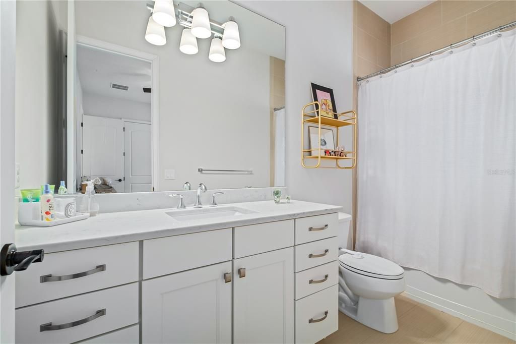 En Venta: $815,000 (3 camas, 3 baños, 2407 Pies cuadrados)