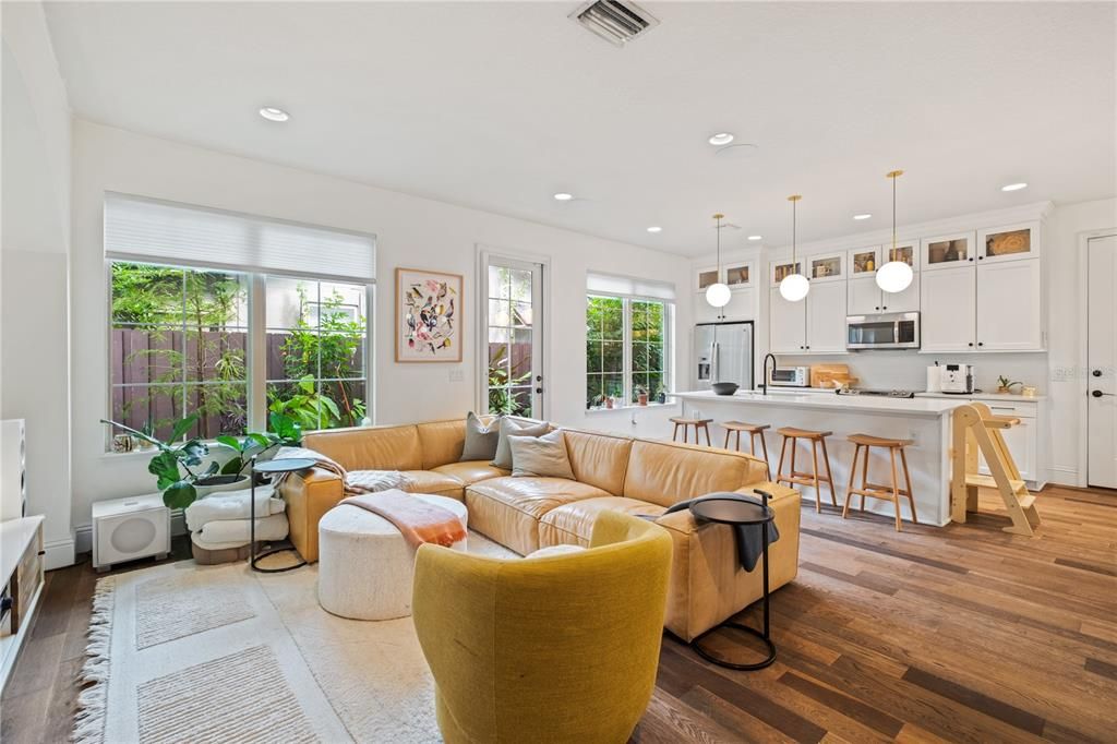 En Venta: $815,000 (3 camas, 3 baños, 2407 Pies cuadrados)