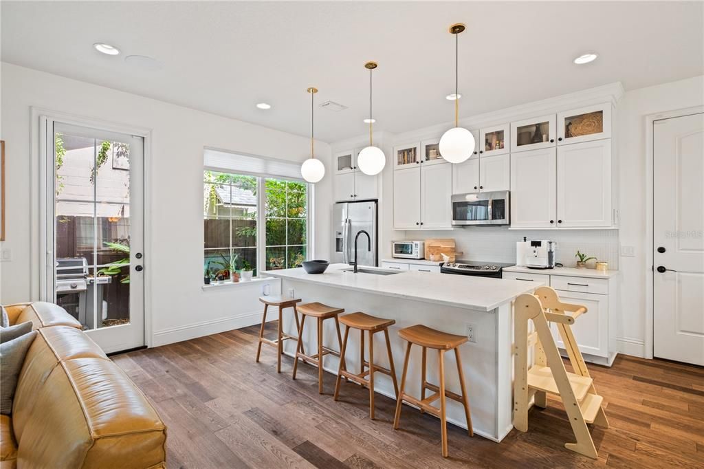 En Venta: $815,000 (3 camas, 3 baños, 2407 Pies cuadrados)