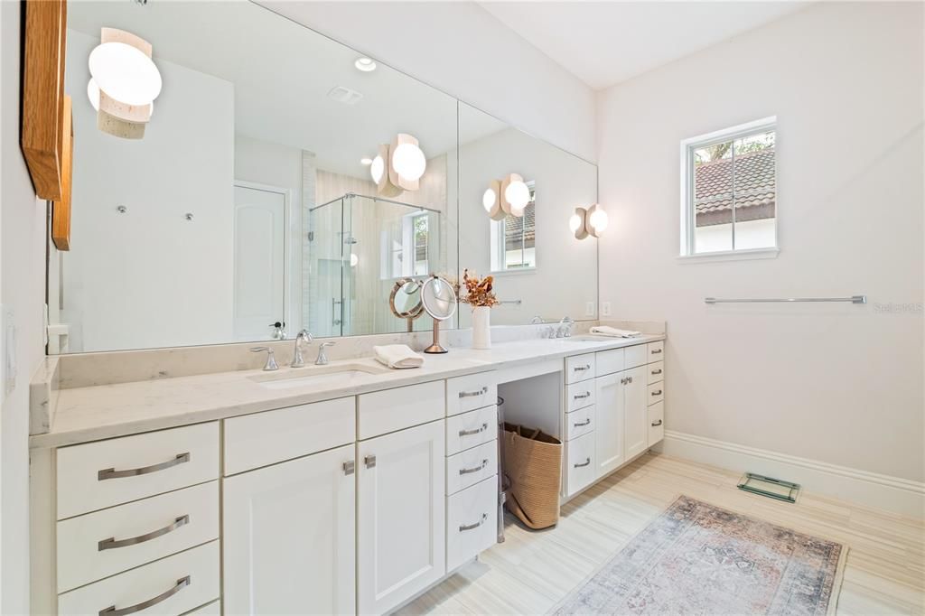 En Venta: $815,000 (3 camas, 3 baños, 2407 Pies cuadrados)