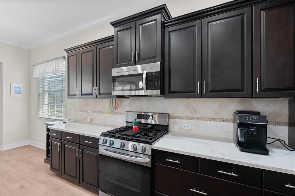 Под контрактом: $685,000 (3 спален, 2 ванн, 2211 Квадратных фут)