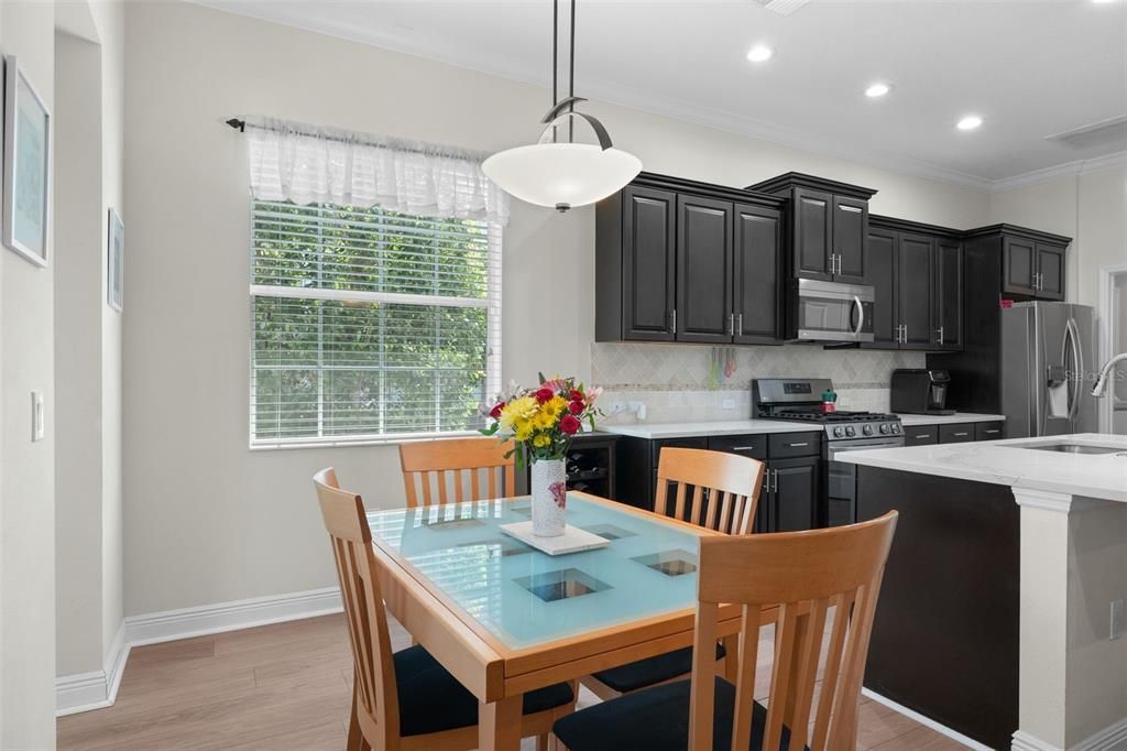 Под контрактом: $685,000 (3 спален, 2 ванн, 2211 Квадратных фут)