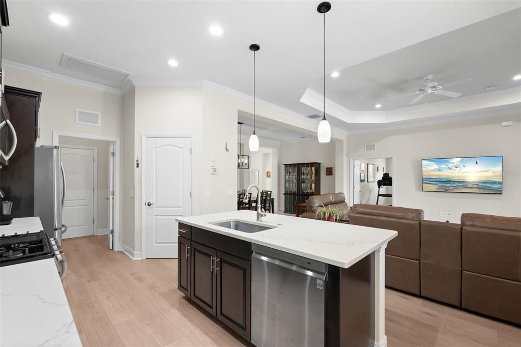 Под контрактом: $685,000 (3 спален, 2 ванн, 2211 Квадратных фут)