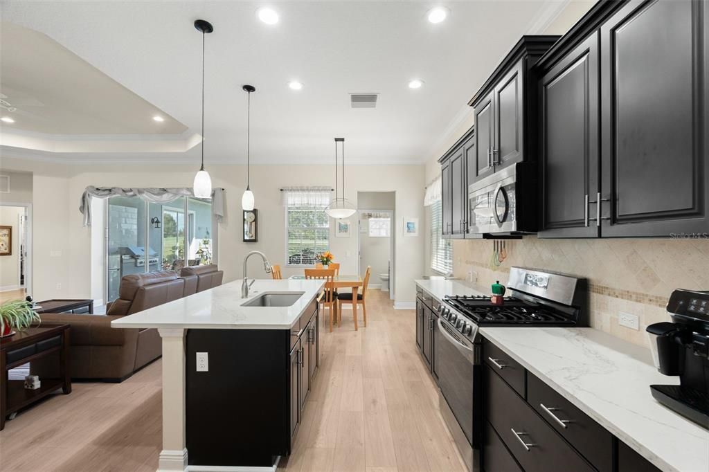 Под контрактом: $685,000 (3 спален, 2 ванн, 2211 Квадратных фут)