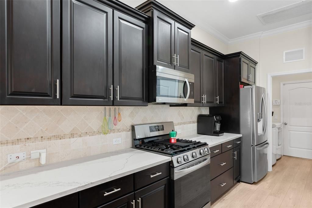 Под контрактом: $685,000 (3 спален, 2 ванн, 2211 Квадратных фут)